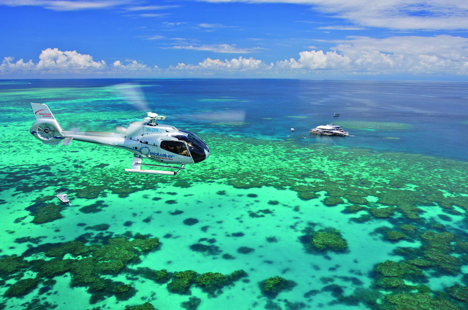 只有银梭号（Quicksilver）能带您前往位于著名的阿金考特礁（Agincourt Reef）上的珊瑚礁活动平台——这是一个位于澳大利亚大陆架边缘的壮观带状珊瑚礁。选择与珊瑚礁观光直升机飞行相结合的套餐，从空中和水下探索大堡礁的梦幻之美。从凯恩斯出发，前往道格拉斯港（Port Douglas），沿途经过澳大利亚风景如画的公路——大堡礁海岸自驾线路（Great Barrier Reef Drive）。