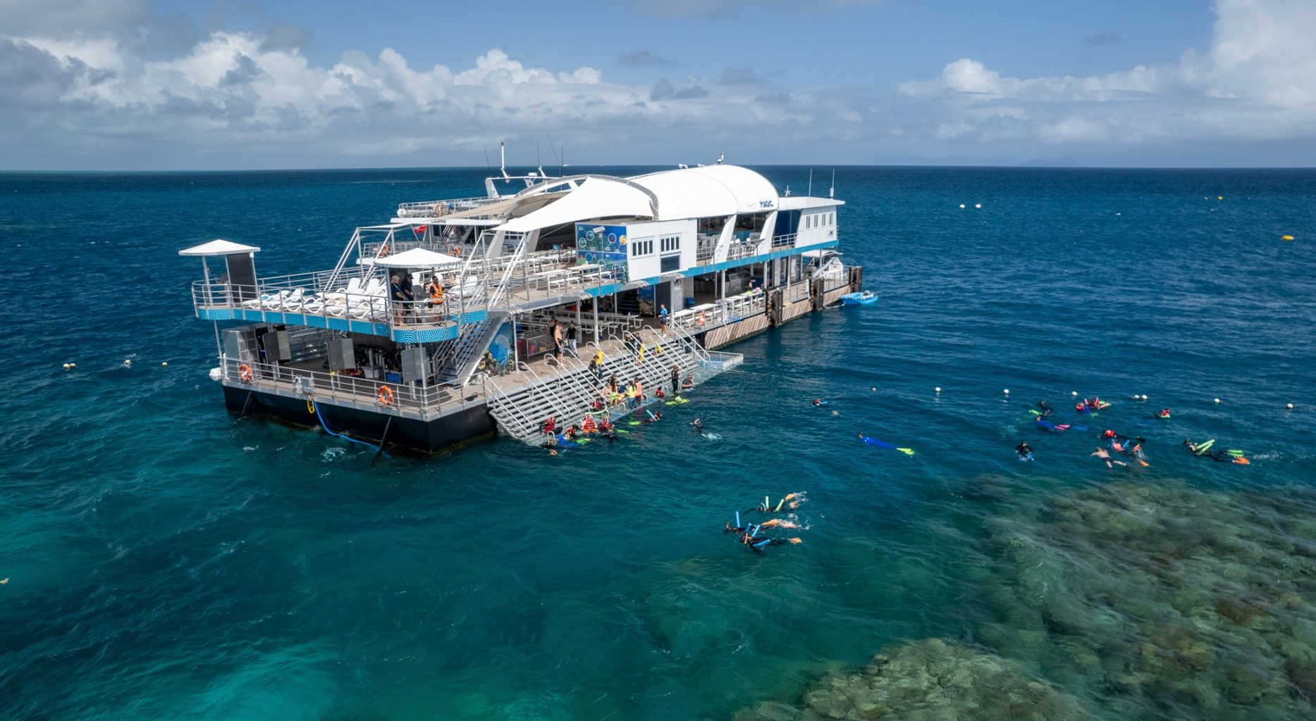 从凯恩斯出发，乘坐快速双体船或观光直升机，您可以到达魔幻丽礁（Reef Magic）外堡礁浮动平台，这是探索大堡礁的完美基地。您可以在这里进行浮潜、水肺潜水、乘坐半潜水艇游览或者在宽敞的日光浴甲板上尽情放松并享用午餐。无论您的年龄或活动能力如何，这里都有适合每个人的活动。快来体验这次探险吧！